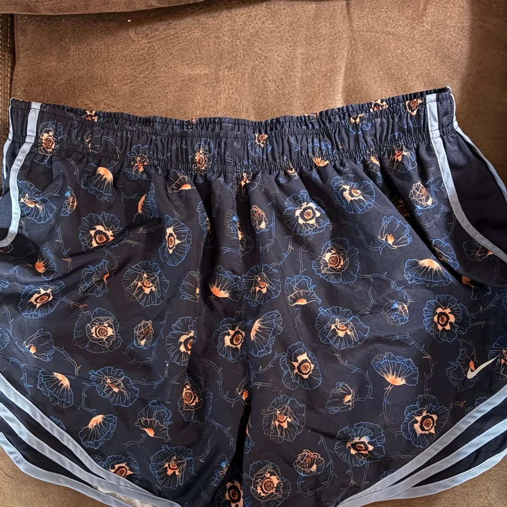 Nike Women’s Tempo Floral Patterned Athletic Shorts